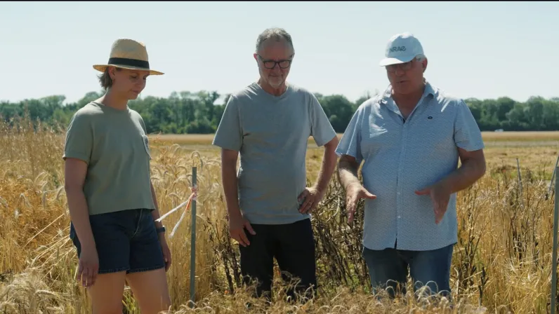 Bruno David et deux scientifiques sur le terrain dans le documentaire Le monde (presque) après.